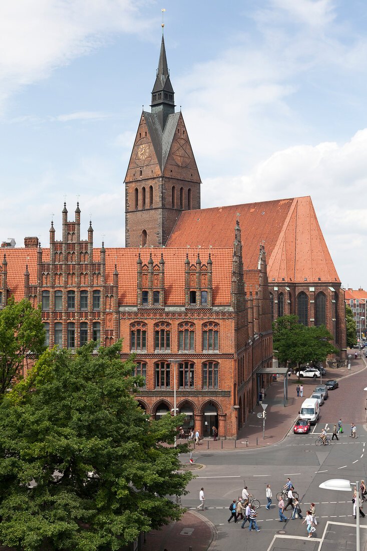 구시청사(Altes Rathaus) 방향에서 교회 전경